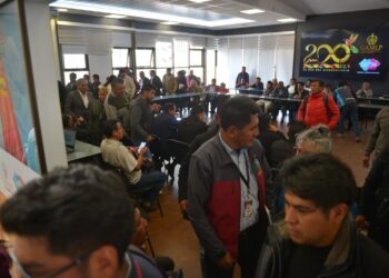 De forma unilateral, transportistas de La Paz advierten con subir los pasajes