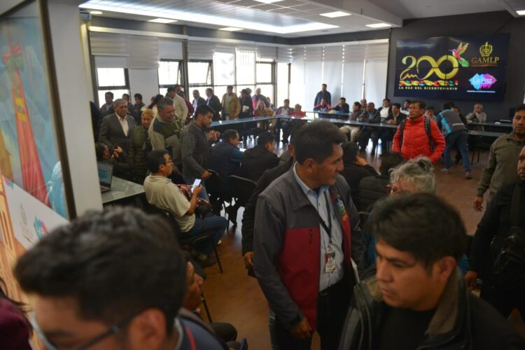 De forma unilateral, transportistas de La Paz advierten con subir los pasajes