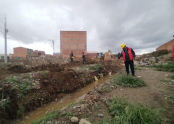 En El Alto se desborda el río Poncoro y es evacuada una familia