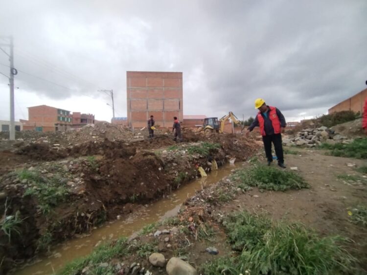En El Alto se desborda el río Poncoro y es evacuada una familia