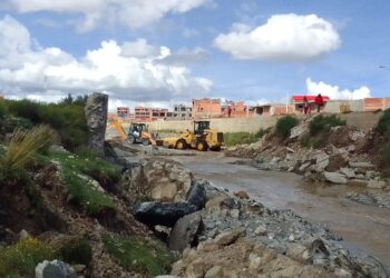 Crece el río Seco de El Alto y parte de su muro colapsa