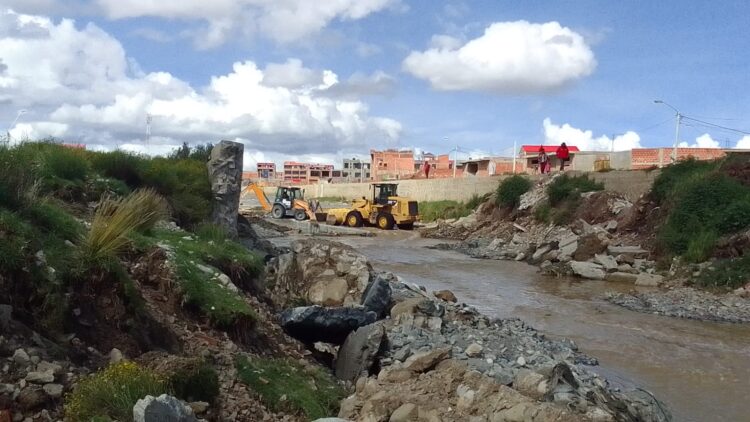 Crece el río Seco de El Alto y parte de su muro colapsa