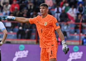 Sergio Rochet, arquero de Uruguay, operado por fractura de mano en Brasil