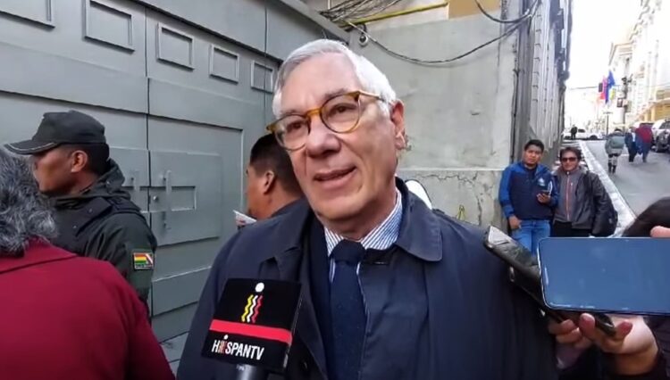 El expresidente Eduardo Rodríguez Veltzé, al llegar a la Casa Grande del Pueblo