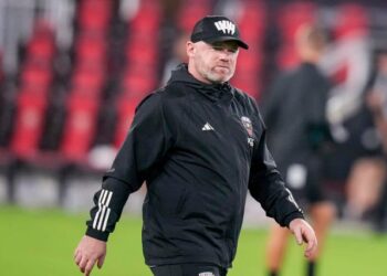 Rooney abandona banquillo del Plymouth tras solo siete meses