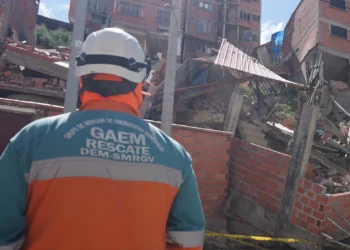 Tras colapso de una vivienda, evacúan a familias en Bajo San Isidro
