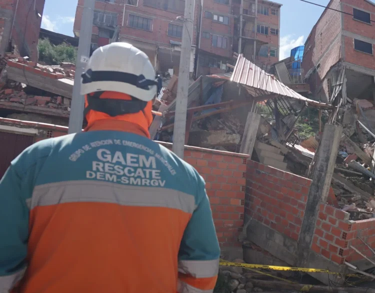 Tras colapso de una vivienda, evacúan a familias en Bajo San Isidro