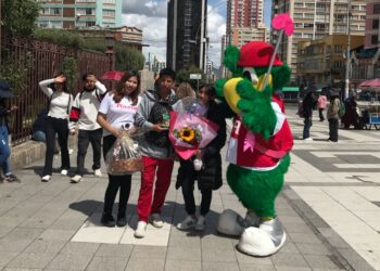 La Razón y Chocolates Para Ti endulzan San Valentín en El Prado paceño