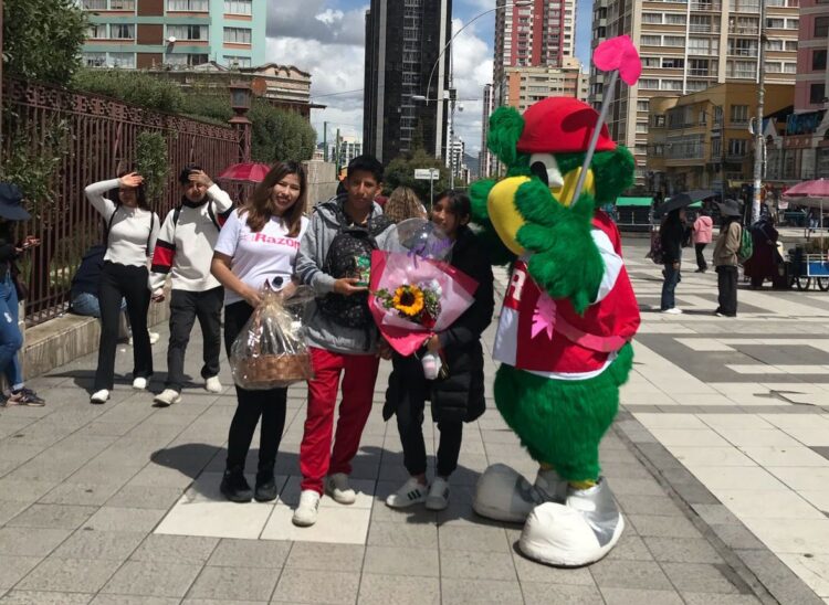 La Razón y Chocolates Para Ti endulzan San Valentín en El Prado paceño