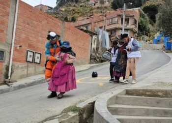 En un barrio de La Paz se unen y hacen simulacro de emergencia por lluvias