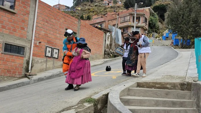 En un barrio de La Paz se unen y hacen simulacro de emergencia por lluvias