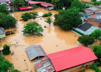 Tres colegios del norte de La Paz suspenden clases presenciales debido a inundaciones.