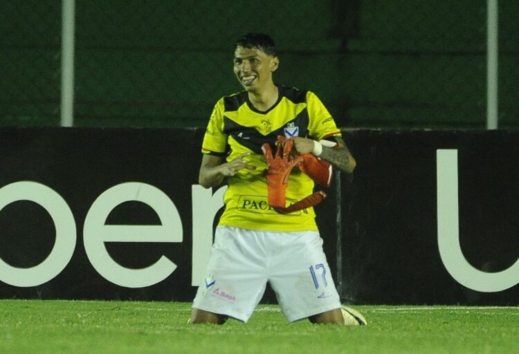 El delantero Sánchez se hace héroe de arquero en GV San José