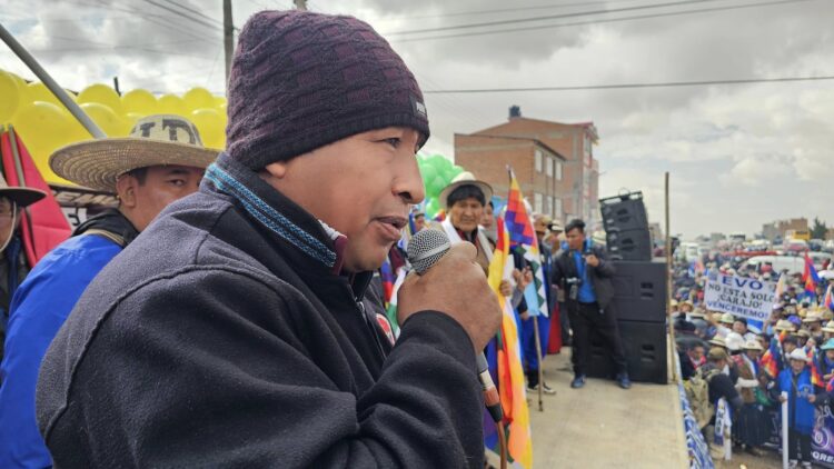 El dirigente Ponciano Santos en el inicio de la marcha del MAS evista.