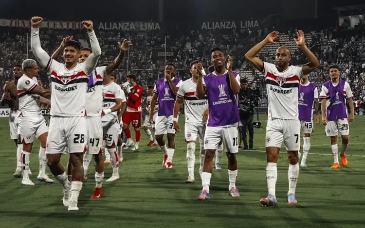 Sao Paulo se acerca a octavos; Vélez resbala y Peñarol aprieta
