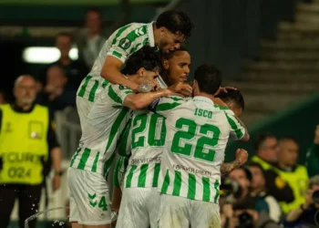 Betis se adelanta 2-1 a Fiorentina en su semifinal de Conference League
