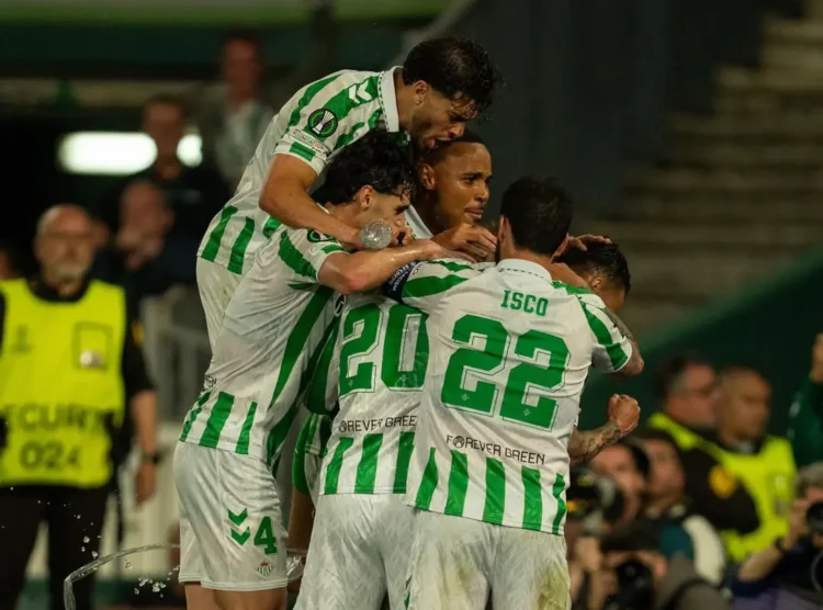 Betis se adelanta 2-1 a Fiorentina en su semifinal de Conference League