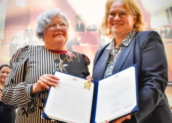 Embajadora de Francia Hélène Roos recibe homenaje del Senado