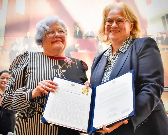 Embajadora de Francia Hélène Roos recibe homenaje del Senado