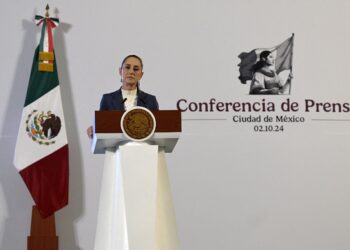 La presidenta Claudia Sheinbaum en su primera "mañanera", conferencia de prensa.