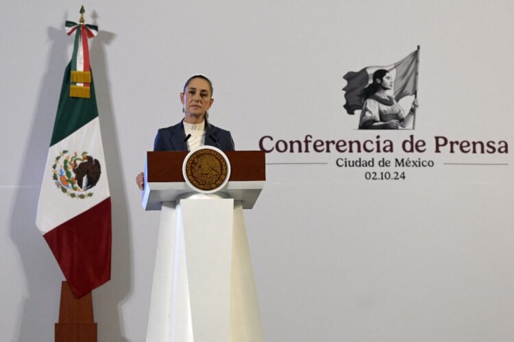 La presidenta Claudia Sheinbaum en su primera "mañanera", conferencia de prensa.