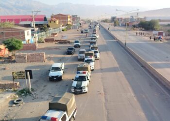 Una columna de patrullas en apronte ante los bloqueos en Cochabamba.