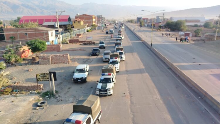 Una columna de patrullas en apronte ante los bloqueos en Cochabamba.