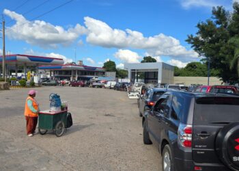 Escasean combustibles y vuelven las colas en Santa Cruz