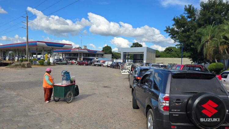 Escasean combustibles y vuelven las colas en Santa Cruz