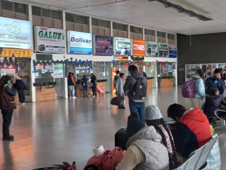 Suben a más de 15.000 por día los usuarios en la Terminal de El Alto