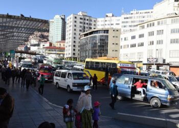 Choferes se comprometen a mejorar el servicio tras el incremento de pasajes en La Paz