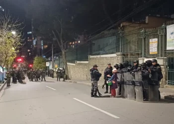 Resguardo de los predios del Tribunal Supremo Electoral (TSE), la noche del viernes. Foto: Rubén Atahuichi