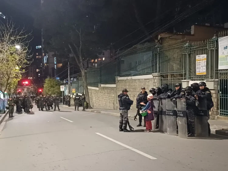 Resguardo de los predios del Tribunal Supremo Electoral (TSE), la noche del viernes. Foto: Rubén Atahuichi