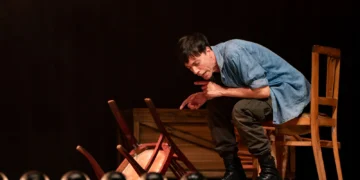 Un torbelino en escena: Roberto Peloni deslumbró con ‘El Brote’
