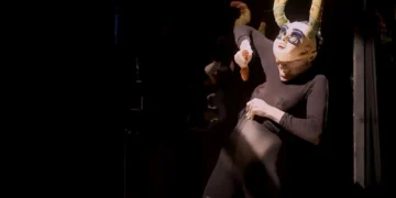 Un torbelino en escena: Roberto Peloni deslumbró con ‘El Brote’