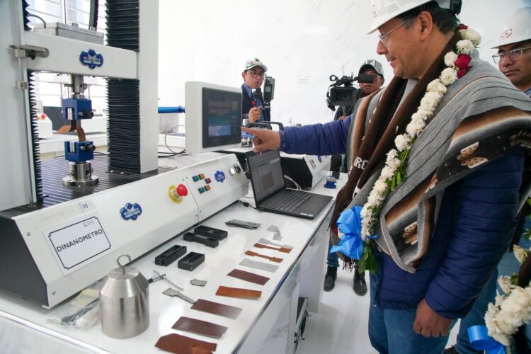 El presidente Luis Arce inspecciona uno de los equipos de la planta de Turco.