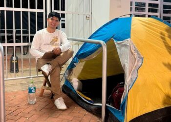 A días de la inauguración, un universitario ya hace fila para ingresar a la Expocruz