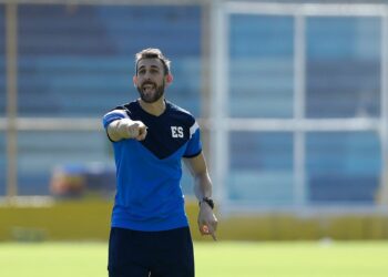 Federación de fútbol de El Salvador despide al DT español David Dóniga