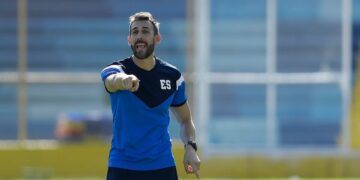 Federación de fútbol de El Salvador despide al DT español David Dóniga
