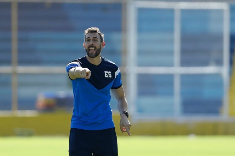 Federación de fútbol de El Salvador despide al DT español David Dóniga