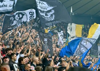 Varios ultras heridos tras emboscada a un tren en Italia