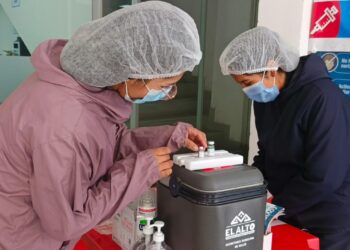 Alasita con vacunación: un punto se instala en la feria de El Alto