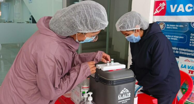 Alasita con vacunación: un punto se instala en la feria de El Alto