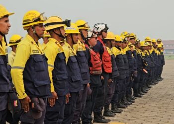 Un grupo de bomberos venezolanos llega al país
