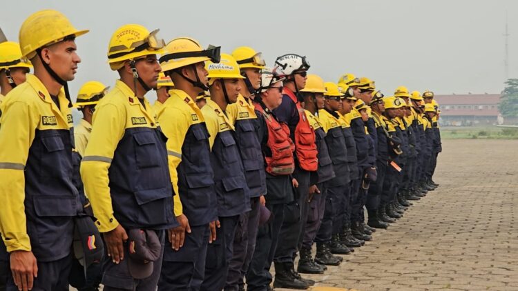 Un grupo de bomberos venezolanos llega al país