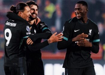 Darwin Núñez salva a un Liverpool que se aleja del Arsenal