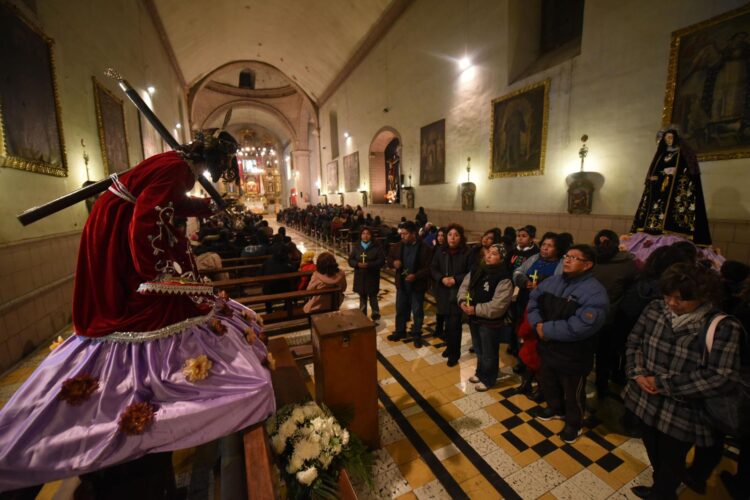 Decenas de creyentes visitan templos el Jueves Santo.