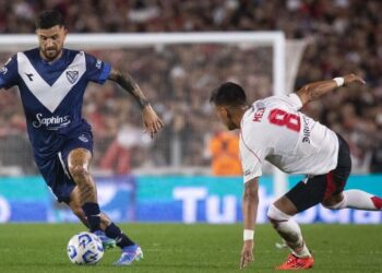 Vélez salva un punto ante River y sigue al mando en Argentina