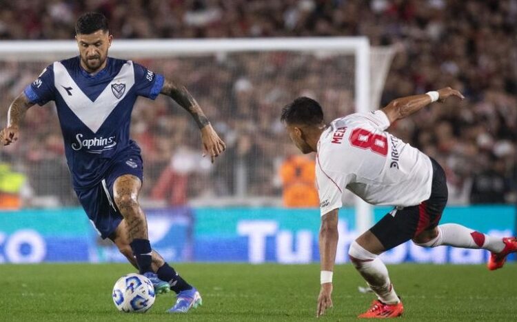 Vélez salva un punto ante River y sigue al mando en Argentina