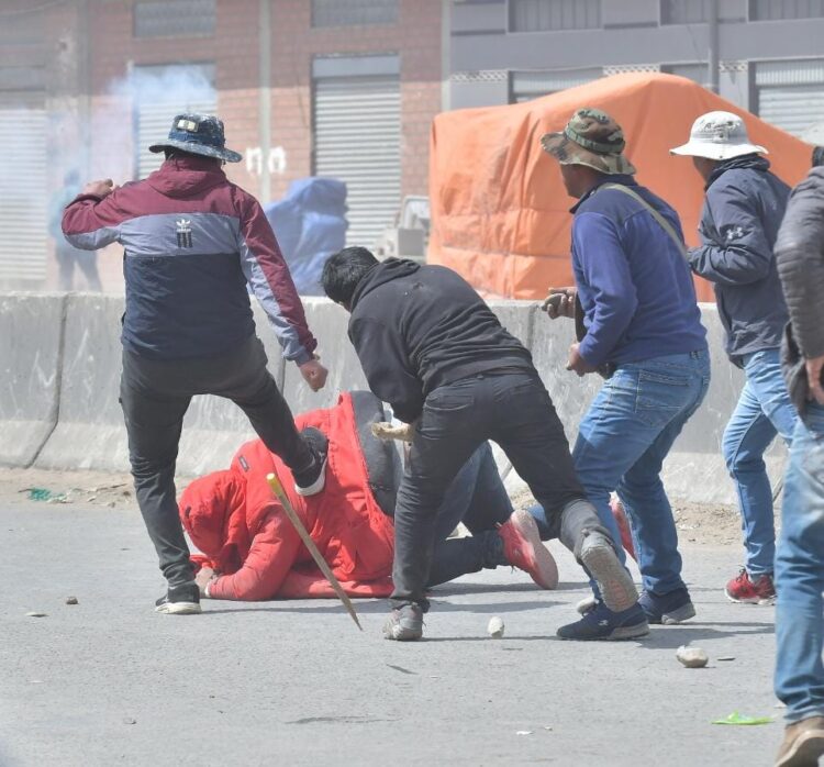 Una persona es agredida brutalmente en Ventilla, El Alto.